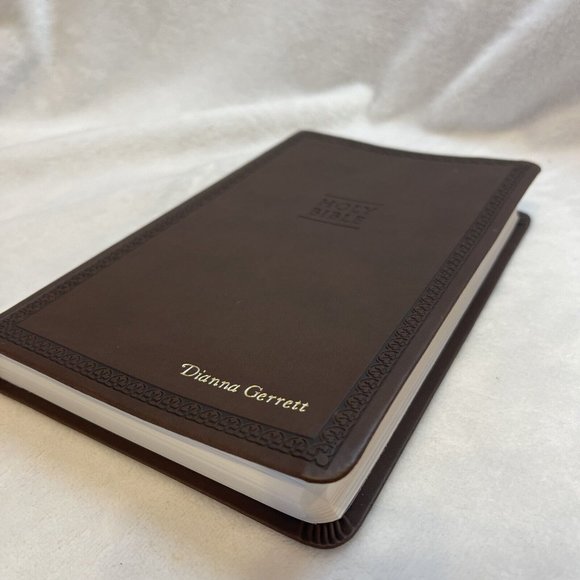 Holy Bible : New International Version, Chocolate Leathersoft‎ Value Thinline - Picture 7 of 12